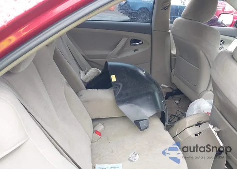 2010 Toyota Camry Le/Se/Xle z USA, uszkodzony, nr VIN 4T1BF3EK2AU044493